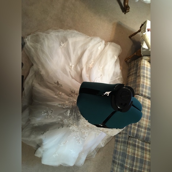 Wedding dress - Picture 11 of 16